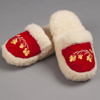 Pantofle wełniane damskie wsuwane z haftem biało-czerwone